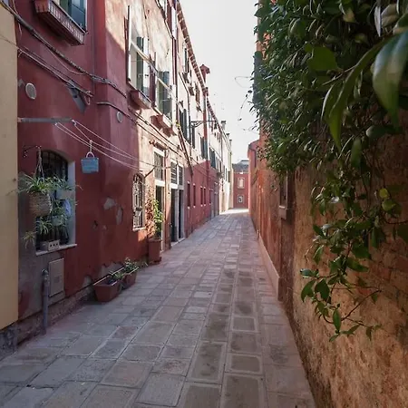 Ca' Ferrando, Brand New Apartment, Experienced Host! Apartmán