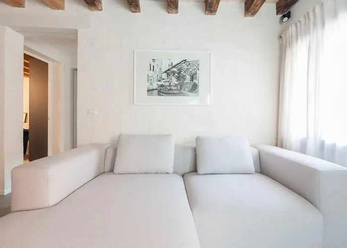 Ca' Ferrando, Brand New Apartment, Experienced Host! *