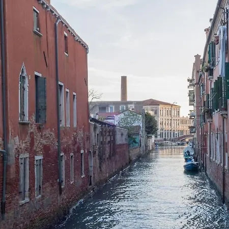 Ca' Ferrando, Brand New Apartment, Experienced Host! *