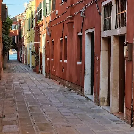 Ca' Ferrando, Brand New Apartment, Experienced Host! Venice