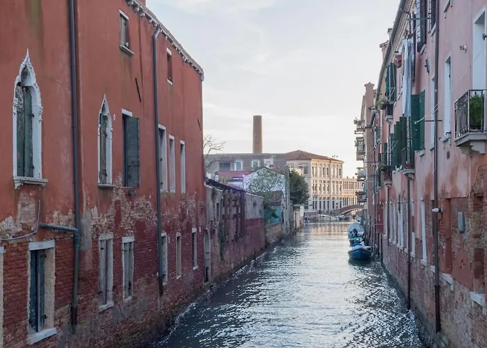 Ca' Ferrando, Brand New Apartment, Experienced Host! *