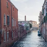 Ca' Ferrando, Brand New Apartment, Experienced Host! *
