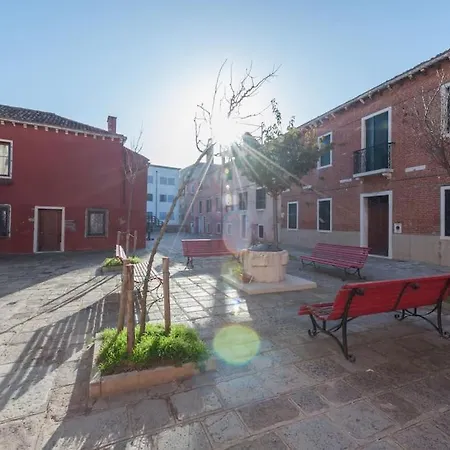Ca' Ferrando, Brand New Apartment, Experienced Host!