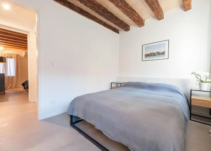 Ca' Ferrando, Brand New Apartment, Experienced Host! * Венеция