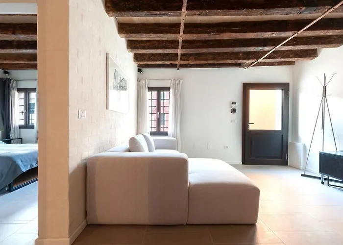 Ca' Ferrando, Brand New Apartment, Experienced Host! *